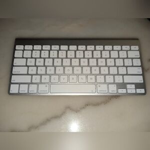 Apple Magic Keyboard - Bluetooth Wireless - A1314 Used TESTED & WORKING iPad Mac